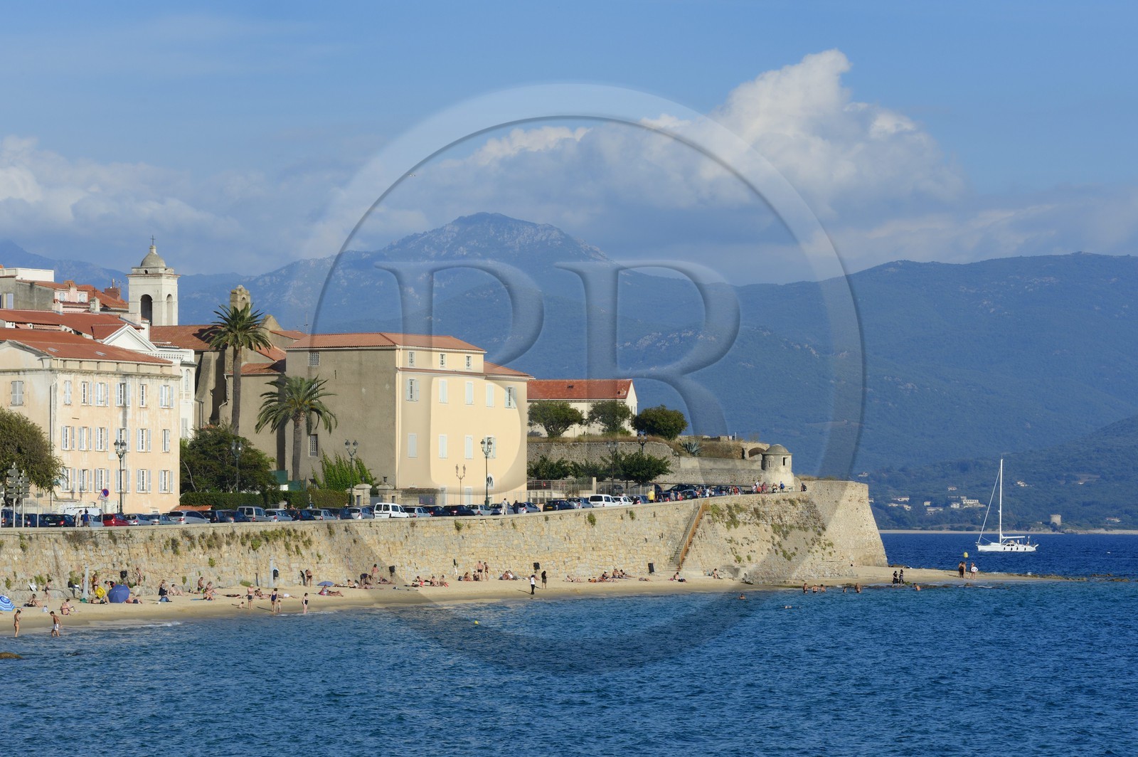 France, Corse-du-Sud (2A), Ajaccio, la plage de la vieille ville au pied de la Citadelle