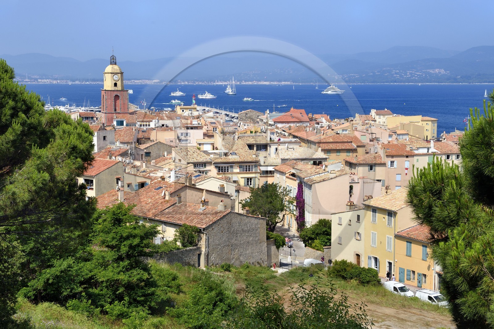 France, Var (83), Saint-Tropez,  église paroissiale Notre-Dame de l'Assomption depuis la citadelle, en arrière-plan Grimaud