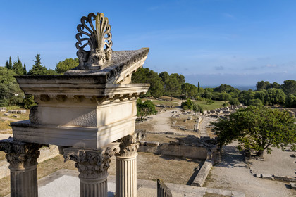 France, Bouches-du-Rhône (13), Parc Naturel Régional des Alpilles, Saint-Rémy-de-Provence, site archéologique de Glanum, colonnes et entablement reconstitués du petit temple géminé du premier forum au premier plan (vue aérienne)