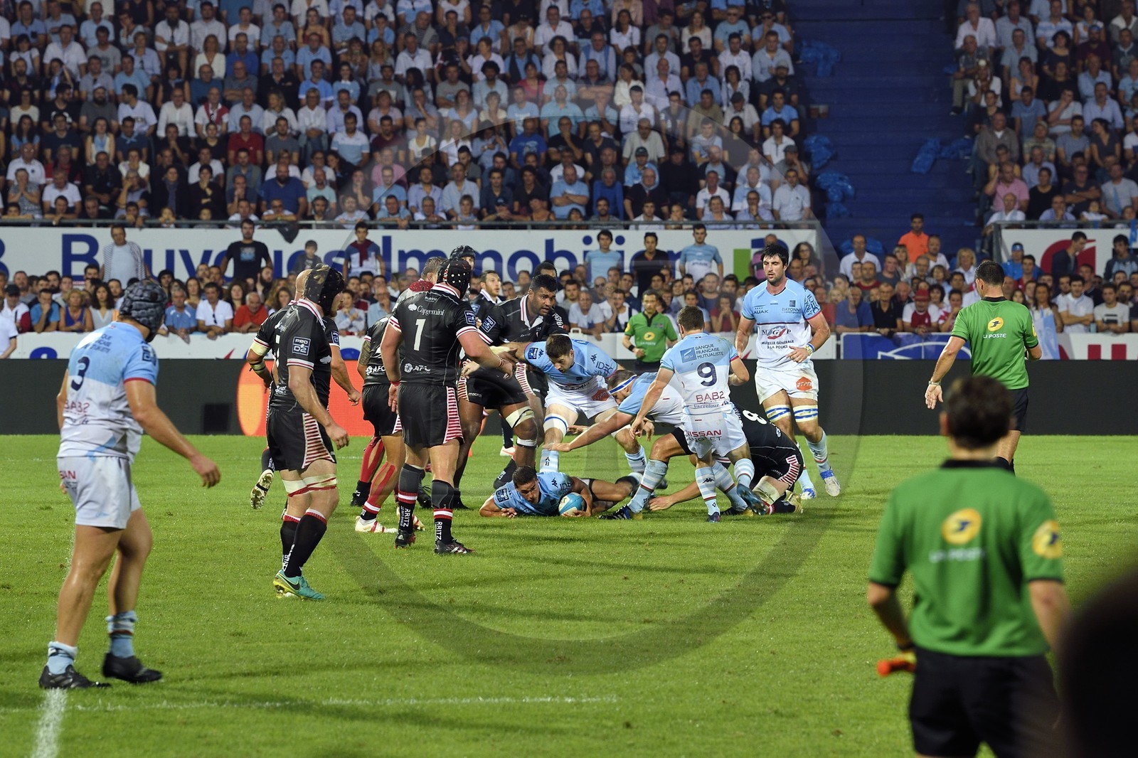France, Pyrénées-Atlantiques (64), Pays-Basque, Bayonne, stade Jean-Dauger, derby basque de rugby entre l'Aviron Bayonnais (en bleu) et le Biarritz Olympique (ici en noir)