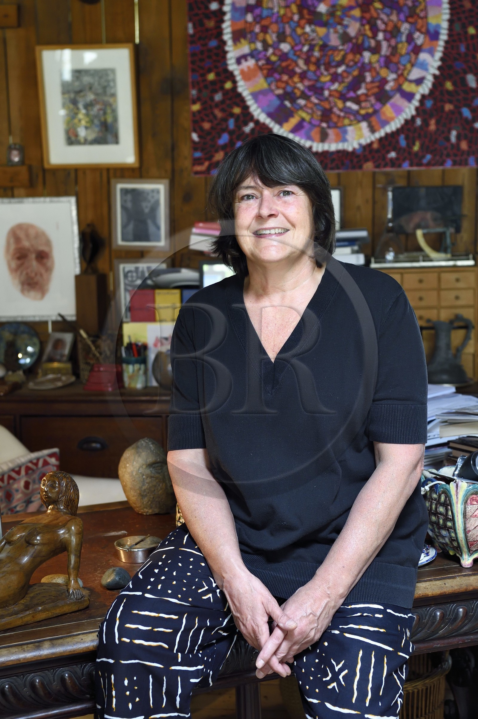 France, Paris (75), la journaliste (critique d'art et grand reporter) et historienne d’art Françoise Monnin chez elle rue Maison Dieu