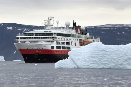 Groenland, cote Nord-Ouest, mer de Baffin, Inglefield Fjord vers Qaanaaq, iceberg et le bateau de croisière MS Fram de la compagnie Hurtigruten
