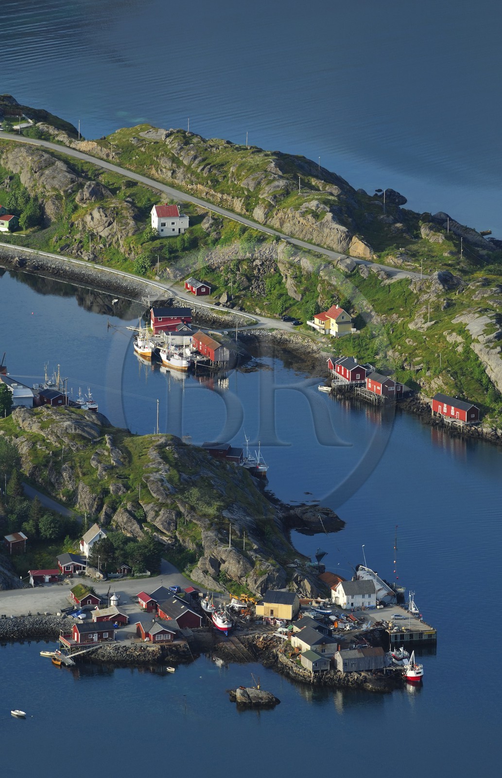 Norvège, Nordland, Iles Lofoten, Ile de Moskenes, village de pêcheurs de Hamnoy près de Reine (vue aérienne)