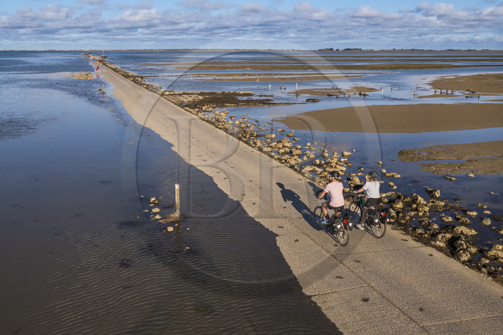 France, Vendée (85), île de Noirmoutier, Barbatre, cyclistes sur le passage du Gois à marée montante, chaussée submersible qui relie l'île au continent à marrée basse (vue aérienne)