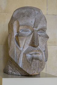 Espagne, Catalogne, Barcelone, quartier de l'Eixample, basilique de la Sagrada Familia de l'architecte du modernisme catalan Antoni Gaudi classée Patrimoine Mondial de l'UNESCO, sculpture représentant Antoni Gaudi par Josep Subirachs (1989) exposée dans la partie muséale