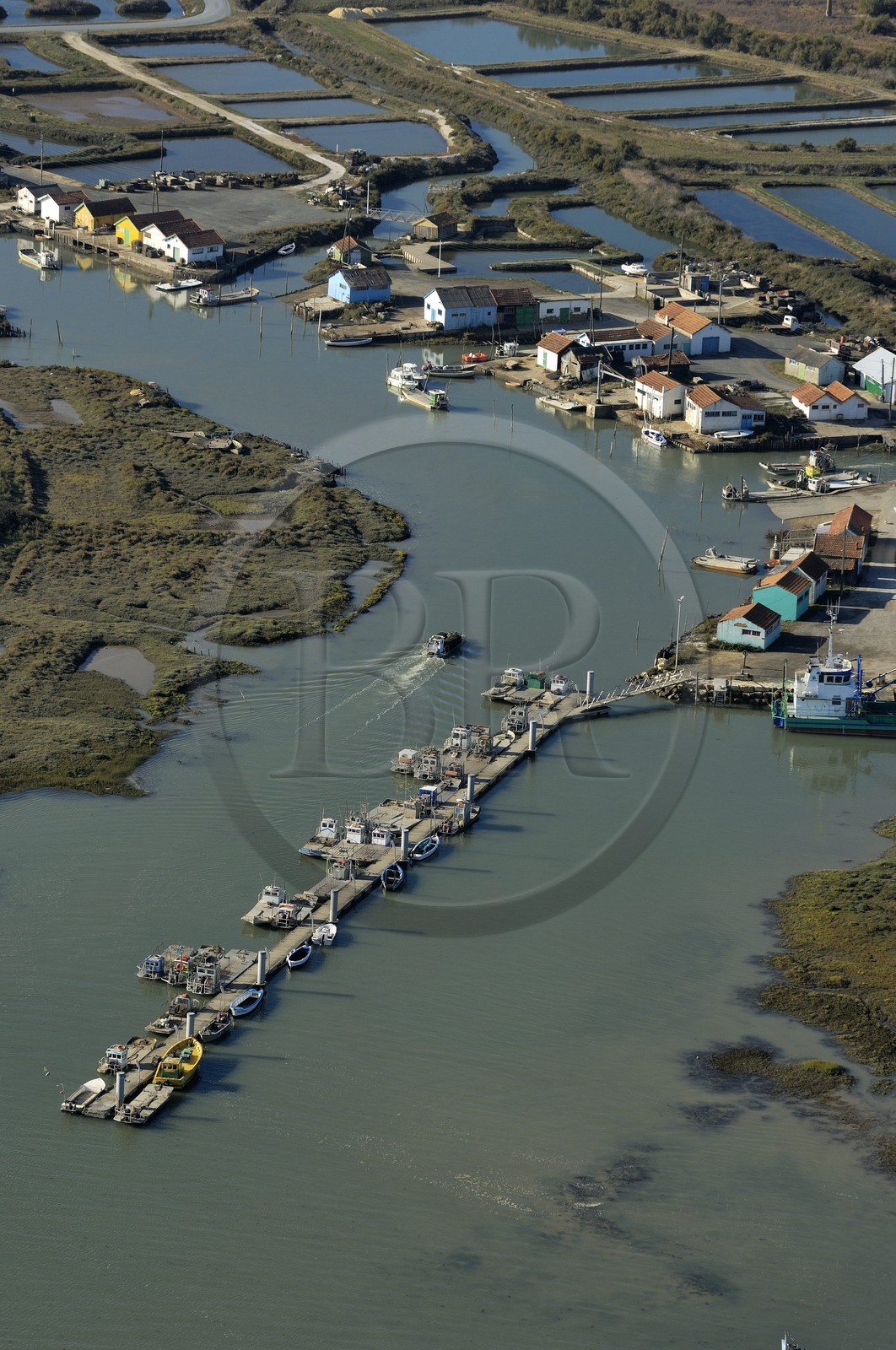 France, Charente-Maritime (17), Ile d'Oléron, port ostréicole du Chenal d'Ors (vue aérienne)