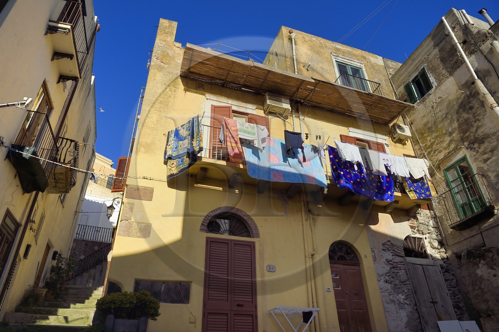 Italie, Sicile, iles Eoliennes, classées Patrimoine Mondial de l'UNESCO, Ile de Lipari, Lipari, linge séchant au balcon d'une maison de la vieille ville Italie, Sicile, iles Eoliennes, classées Patrimoine Mondial de l'UNESCO, Ile de Lipari, Lipari, linge séchant au balcon d'une maison de la vieille ville
