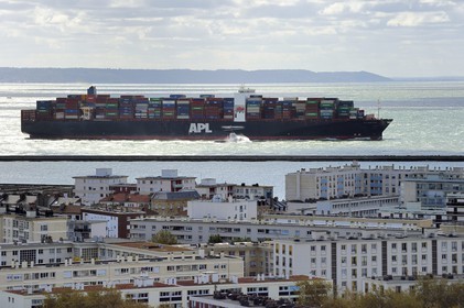 France, Seine-Maritime (76), Le Havre, un porte-conteneurs sort du port de commerce et semble longer les immeubles
