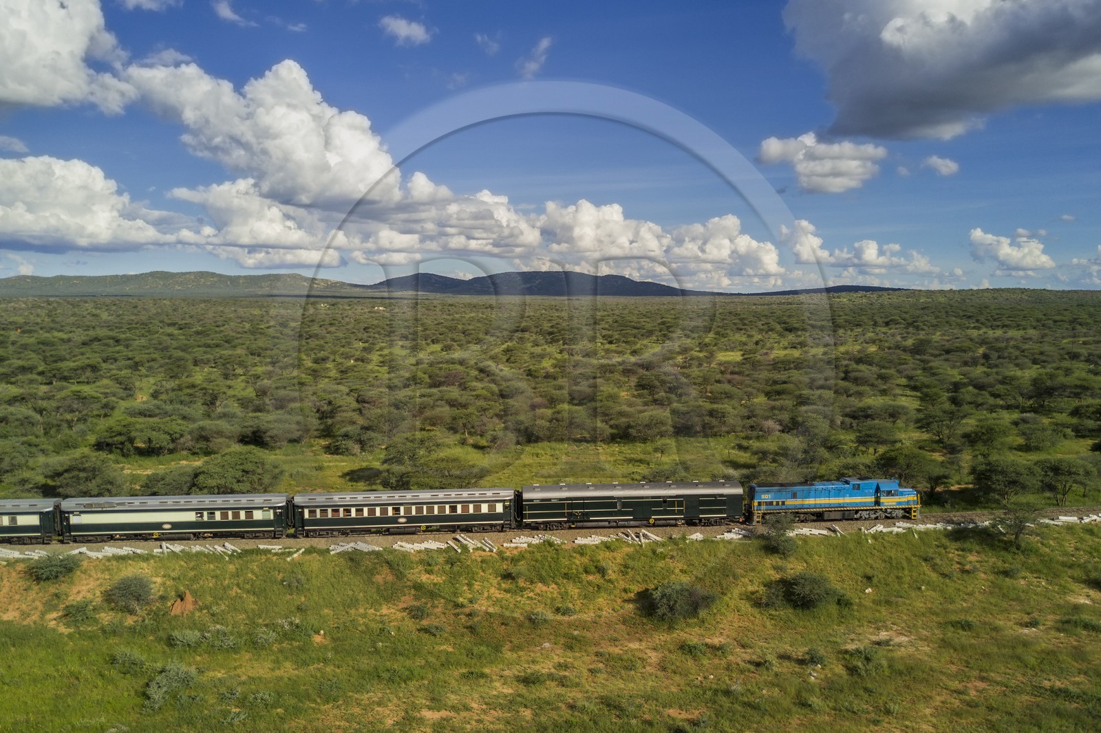 Namibie, région de Otjozondjupa, le train Shongololo express traversant le bush namibien vers Kalkfeld (vue aérienne)