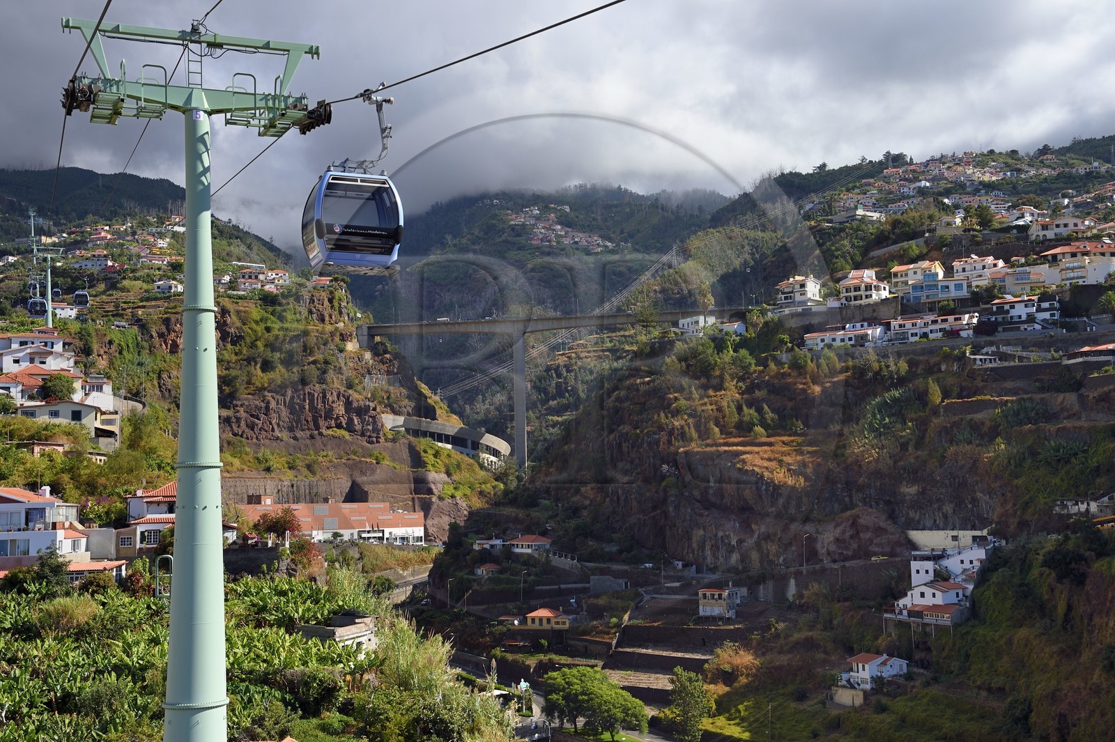 Portugal, Ile de Madère, Funchal, le télécabine qui relie le quartier historique dans la basse ville au jardin tropical dans les hauteurs