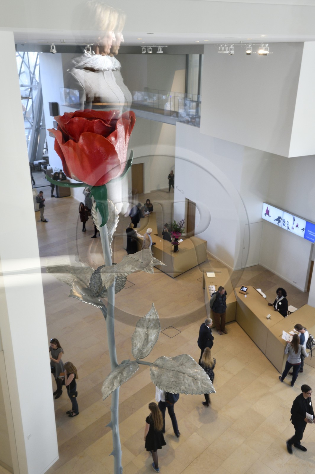 France, Paris (75), la Fondation Louis Vuitton de l'architecte Frank Gehry, Rose II (2007) de Isa Genzken (Demande d'autorisation nécessaire avant publication)