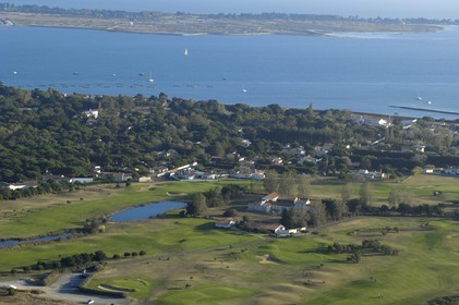 France, Charente-Maritime (17), ile de Ré, les Portes-en-Ré, golf et Bois de Trousse-Chemise (vue aérienne)