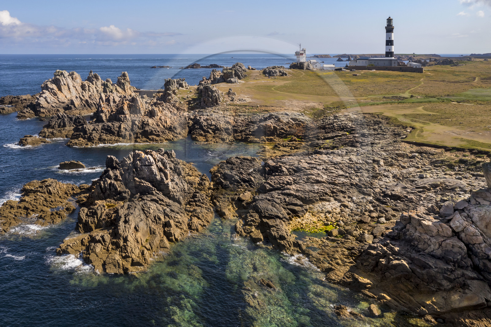 France, Finistère (29), Mer d'Iroise, Ile d'Ouessant, le phare du Créac’h et les rochers de la cote dechiquetée au Nord de l'Ile (vue aérienne)
