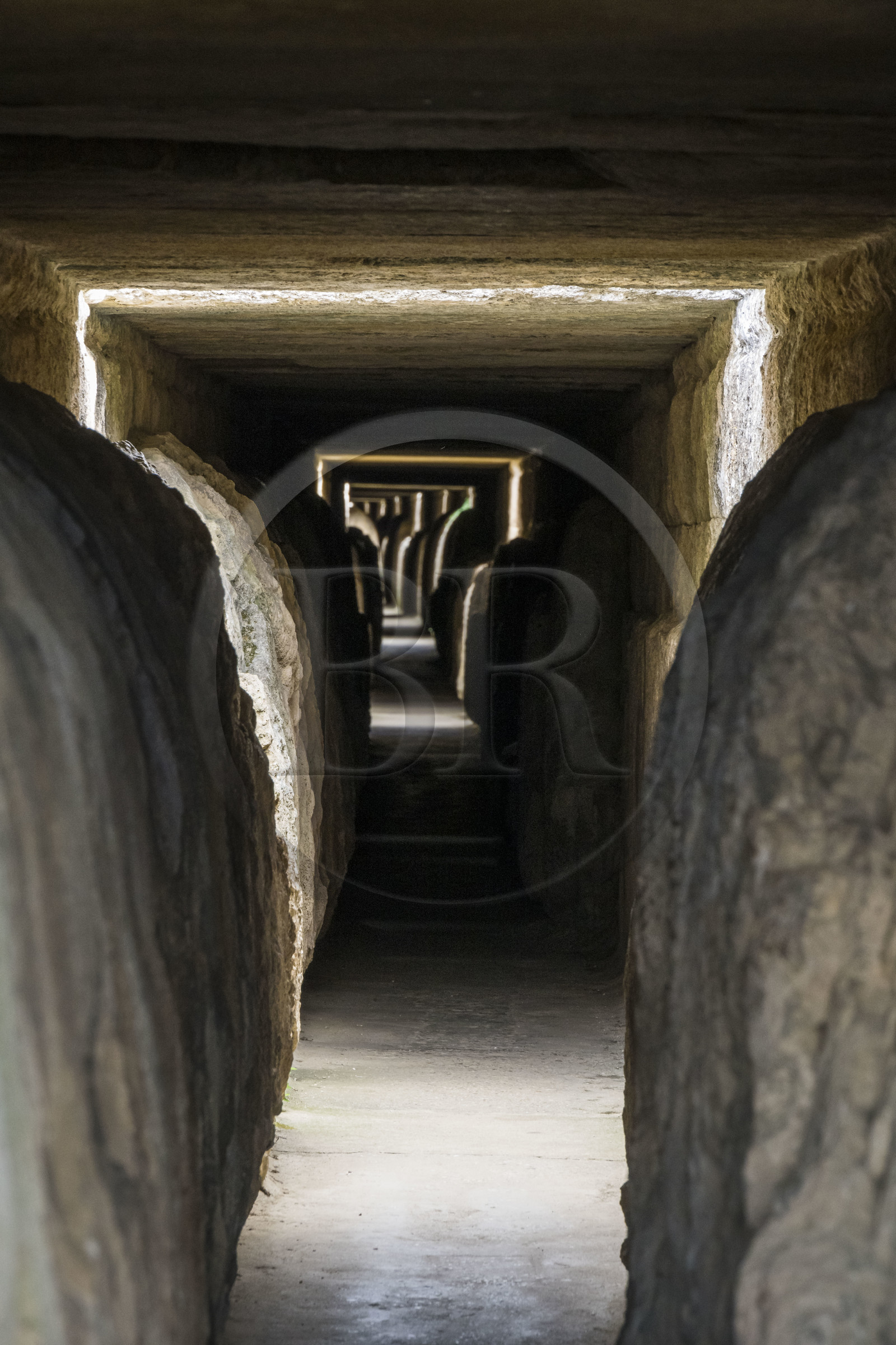 France, Gard (30), le Pont du Gard classé Patrimoine Mondial de l'UNESCO, Grand Site de France, pont aqueduc romain qui enjambe le Gardon, concrétions calcaires déposées au fil des années sur les parois intérieures du conduit de l'aqueduc dans la partie supérieur du pont France, Gard (30), le Pont du Gard classé Patrimoine Mondial de l'UNESCO, Grand Site de France, pont aqueduc romain qui enjambe le Gardon, concrétions calcaires déposées au fil des années sur les parois intérieures du conduit de l'aqueduc dans la partie supérieur du pont