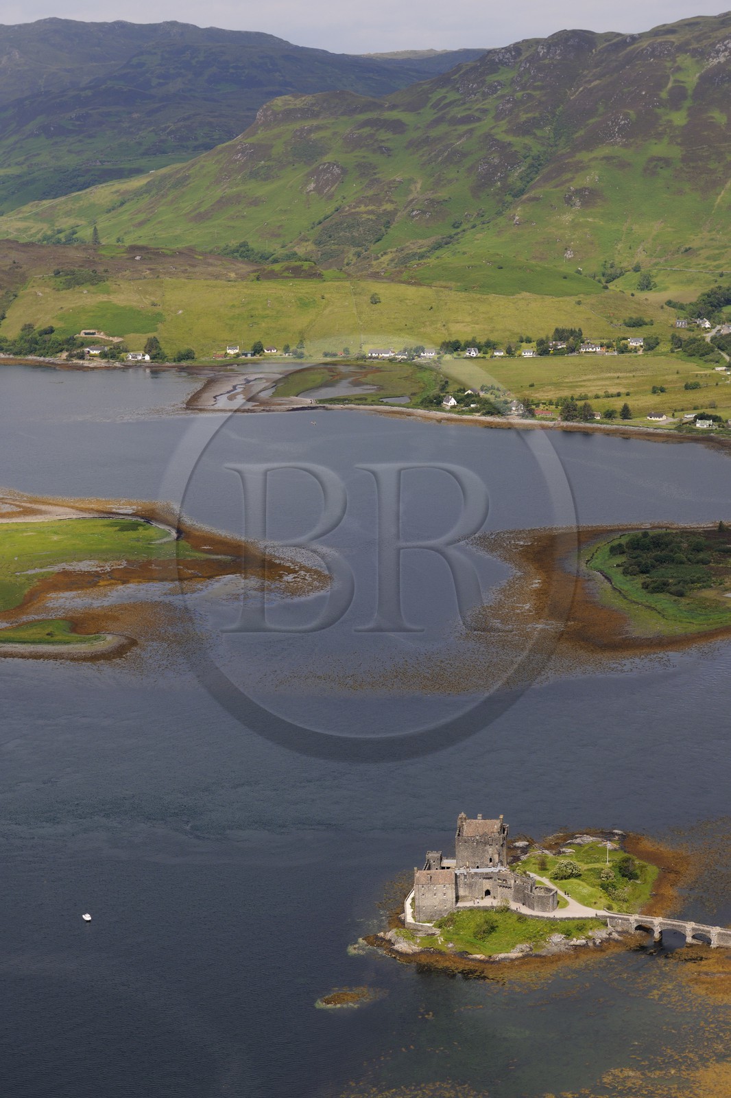 Royaume-Uni, Ecosse, Highland, Dornie, Eilean Donan castle à l'entrée du Loch Duich (vue aérienne)