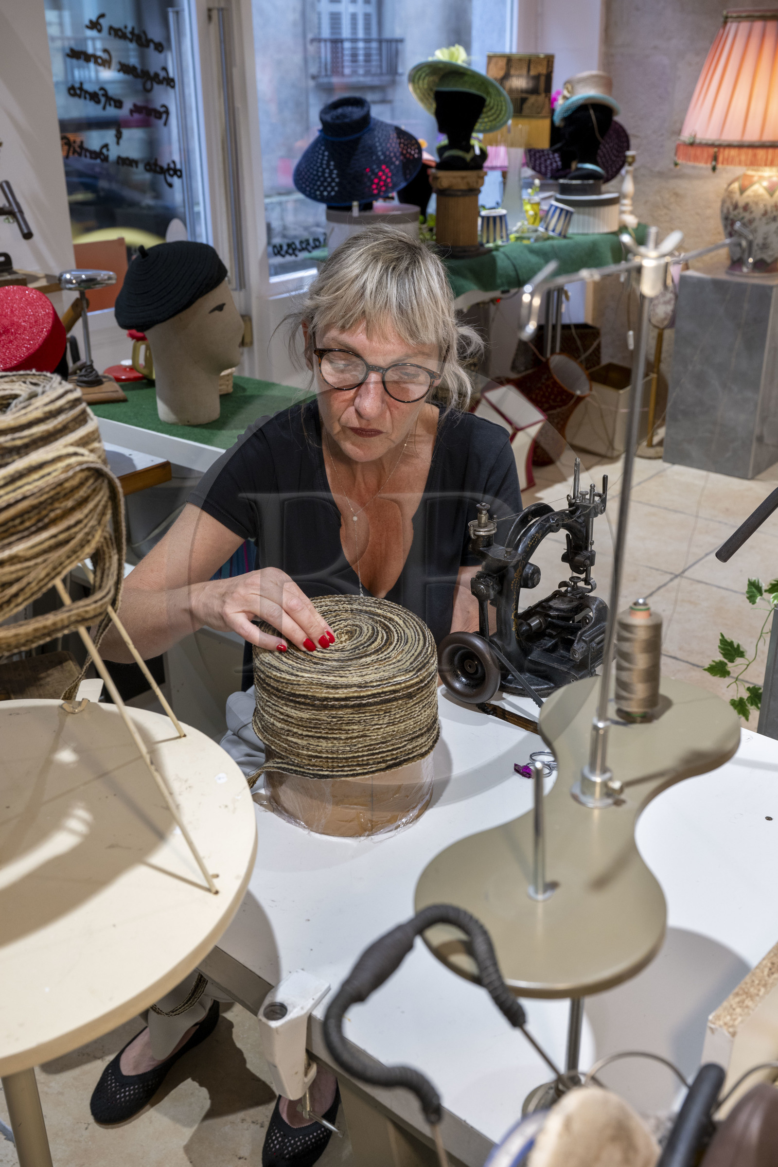 France, Côte-d'Or (21), Dijon, la modiste Meilleur Ouvrier de France Sara Tintinger confectionnant un chapeau dans son atelier-boutique Bibi & Bob de la rue d'Assas, le chapeau est travaillé sur du ruban de velourette