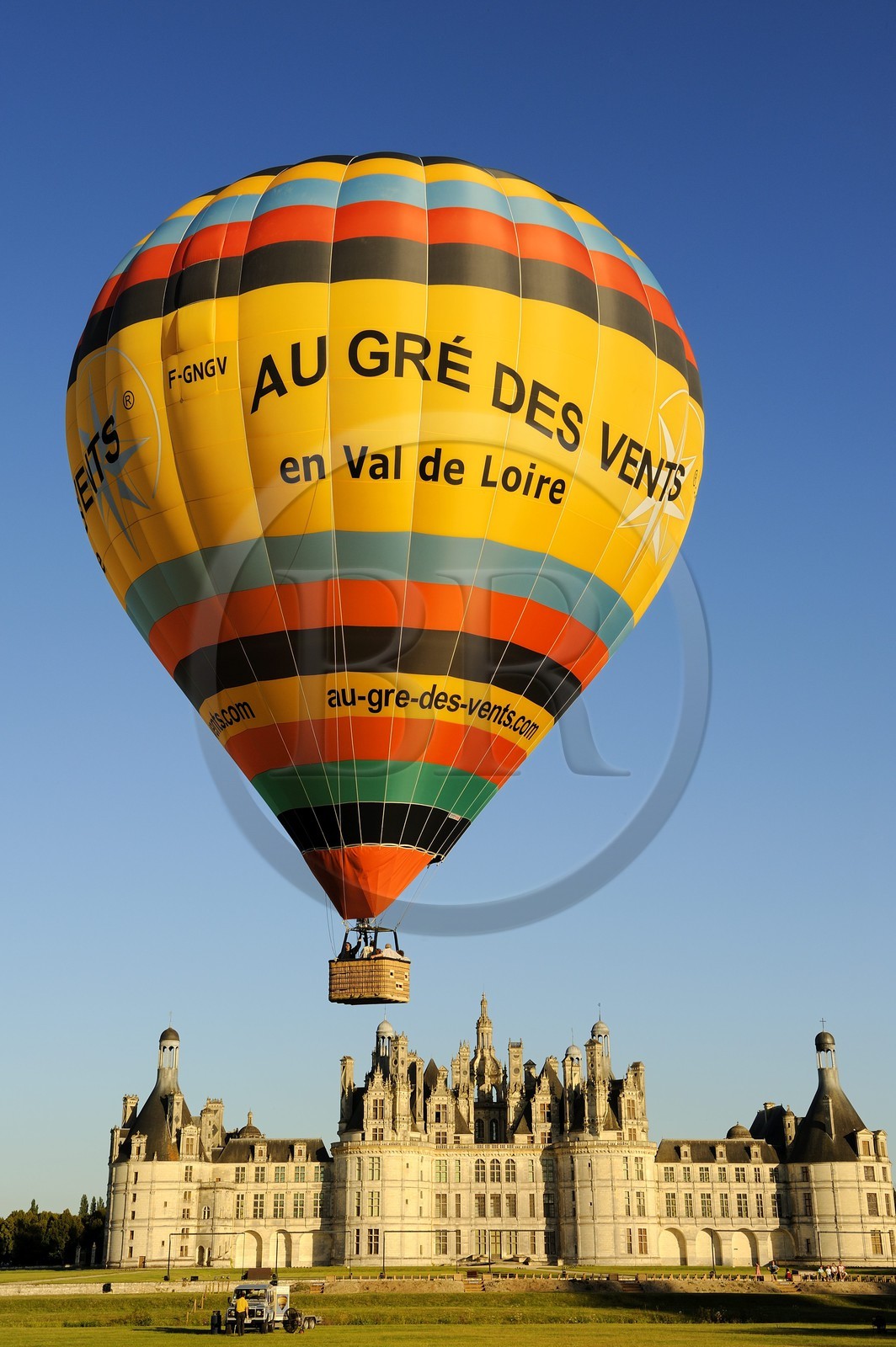France, Loir et Cher (41), Vallée de la Loire classée Patrimoine Mondial de l' UNESCO, château de Chambord, montgolfières au décollage