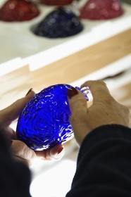 France, Moselle (57), Meisenthal, Centre international d’Art verrier (CIAV), trie et contrôle qualité des boules de Noël