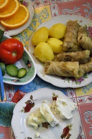 Azerbaïdjan, région de Quba (Guba), chaine de montagne du Grand Caucase, village de Khinalug (Xinaliq), déjeuner chez l'habitant, dolmas de choux farcis à l'agneau et fromage de chèvre