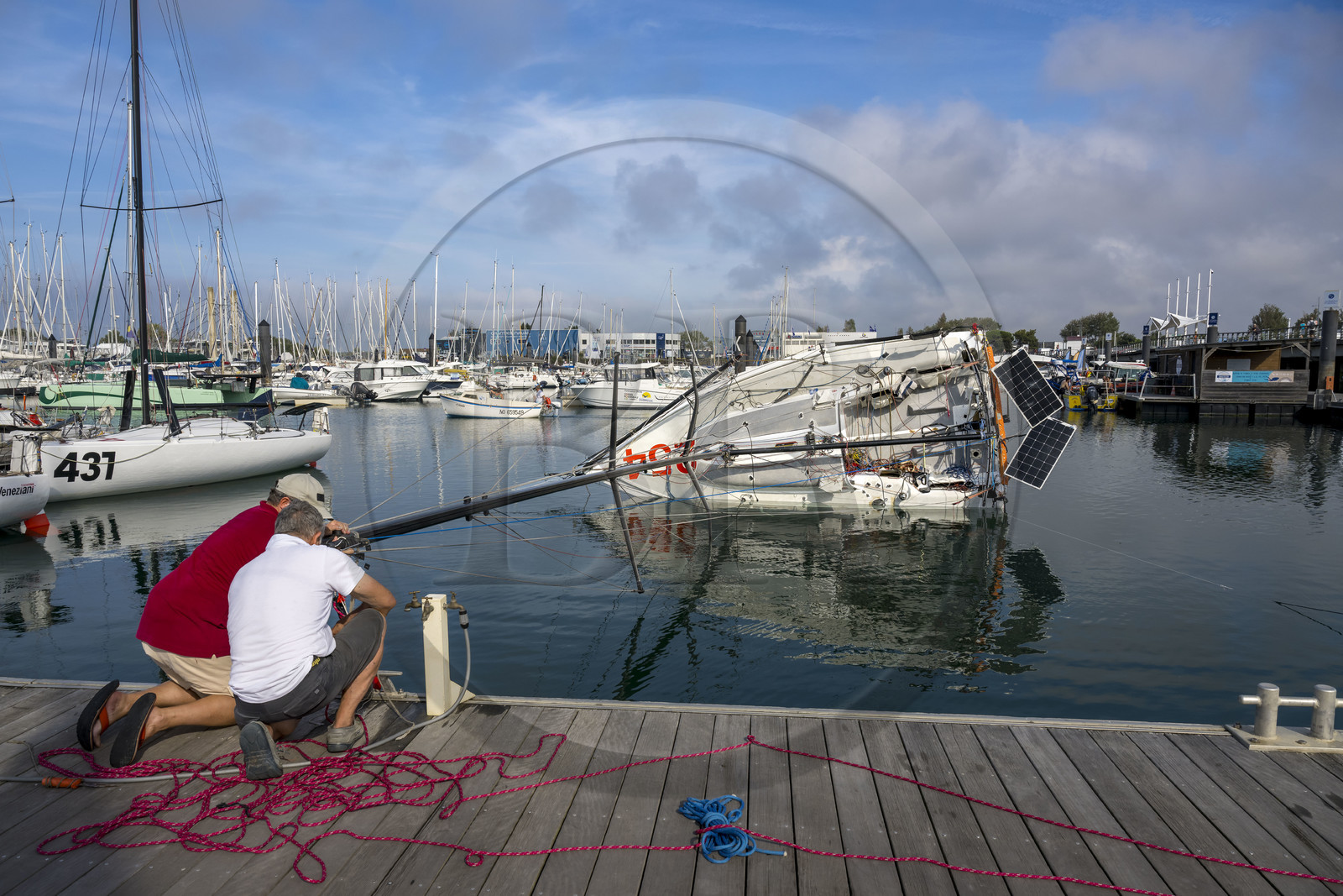 France, Vendée (85), Les-Sables-d'Olonne, Port Olona, ponton des voiliers du Vendée Globe, bateau à voile monocoque de régate de classe Mini 6,50 se préparant à participer à la minitransat
