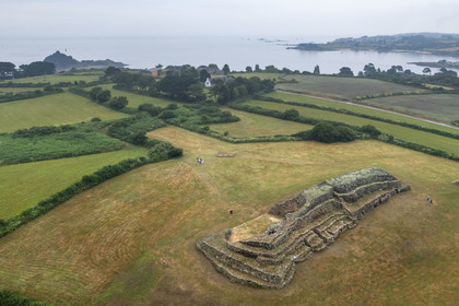 France, Finistère (29), Baie de Morlaix, Presqu'ïle de Kernehelen, site mégalithique du Cairn de Barnenez vieux de 6000 ans (vue aérienne)