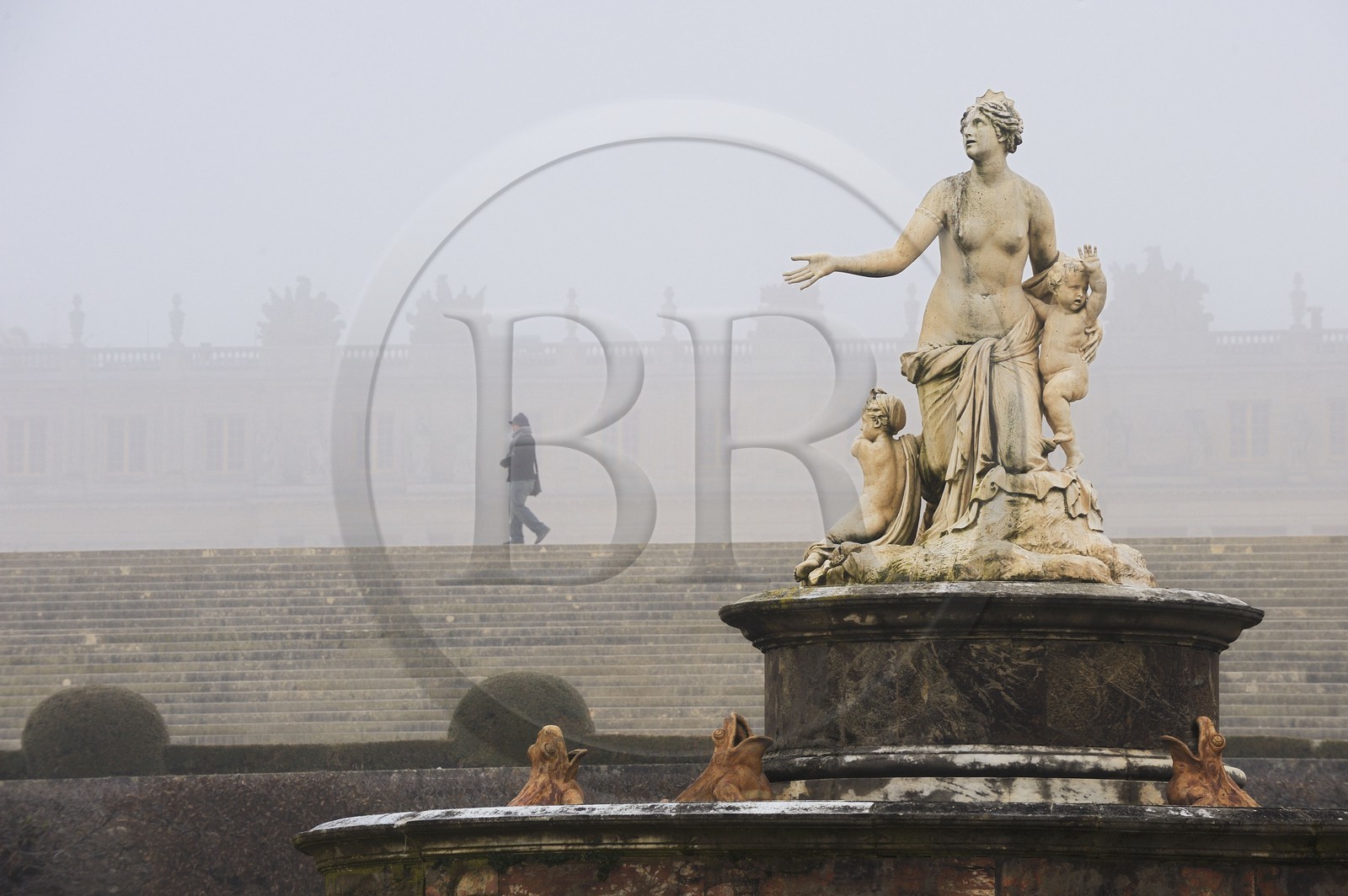 France, Yvelines (78), parc du château de Versailles, classé Patrimoine Mondial de l'UNESCO, statue de le Bassin de Latone dans la brume hivernale France, Yvelines (78), parc du château de Versailles, classé Patrimoine Mondial de l'UNESCO, statue de le Bassin de Latone dans la brume hivernale