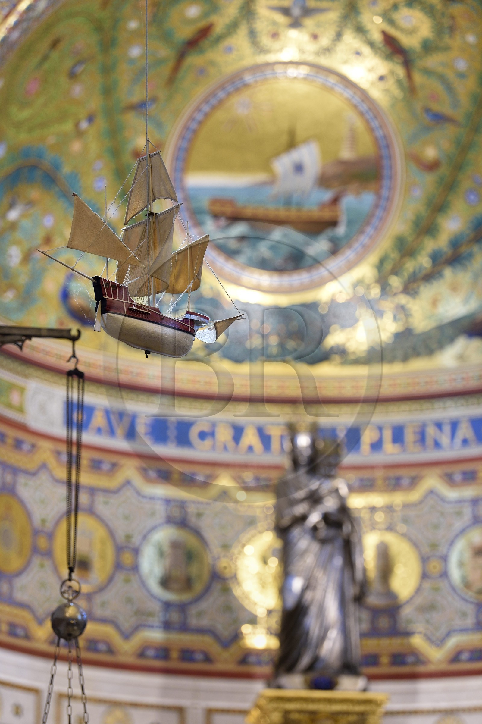 France, Bouches-du-Rhône (13), Marseille, basilique Notre-Dame de la Garde, de nombreux ex-voto sont offerts à la Vierge, au plafond sont suspendus de petits vaisseaux avec leurs agrès et ayant leur nom inscrit sur la poupe