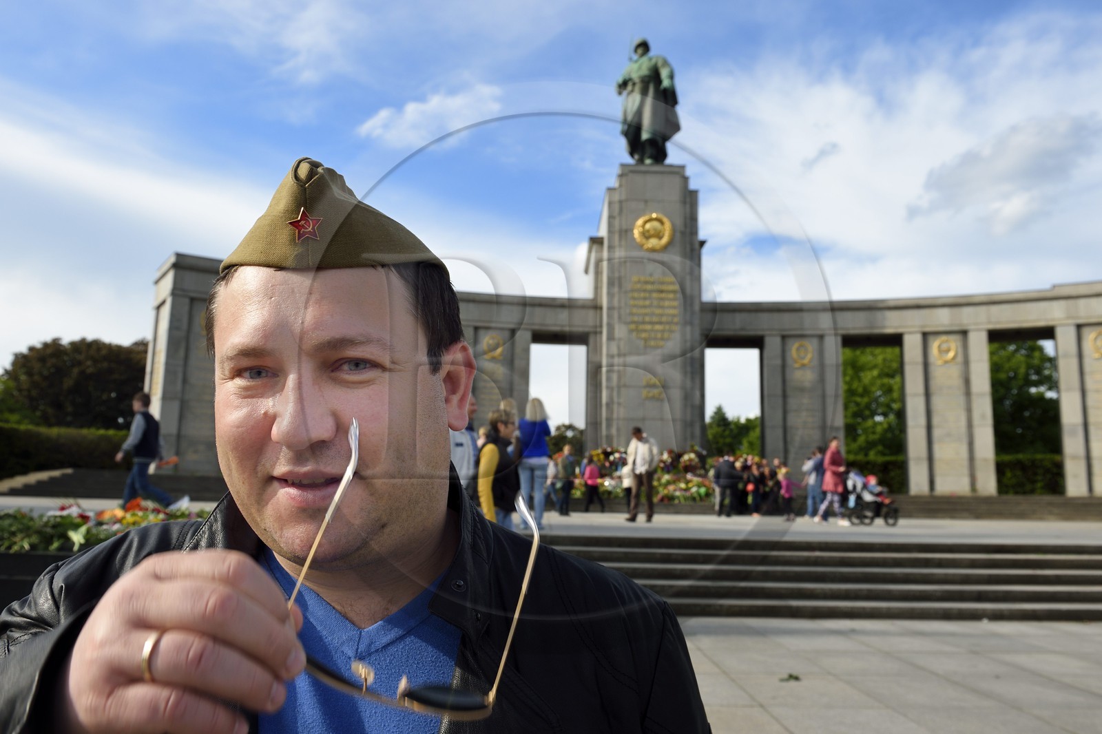 Allemagne, Berlin, quartier de Tiergaten, mémorial soviétique dédié aux 81 116 combattants de l'Armée rouge tombés durant la bataille de Berlin en avril-mai 1945, officier russe lors de la célébration annuelle de la capitulation nazie le 9 mai 1945 pour les russes
