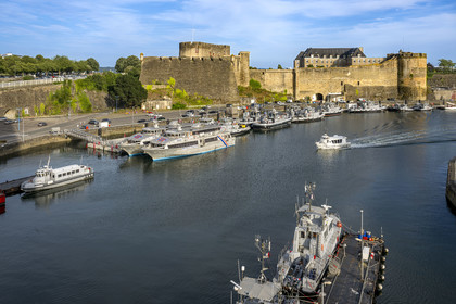 France, Finistère (29), Brest, l'arsenal, le port militaire est une base navale de la Marine nationale, le château qui abrite le musée national de la Marine à l'embouchure de la rivière Penfeld