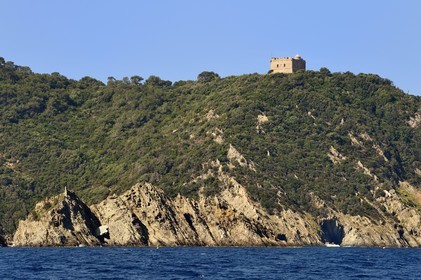 France, Var (83), Iles d'Hyères, parc national de Port Cros, Ile de Port-Cros, bateau passant sous le Fort de L'Estissac sur la côte nord à la pointe du Miladou et le rocher du Rascas au premier plan