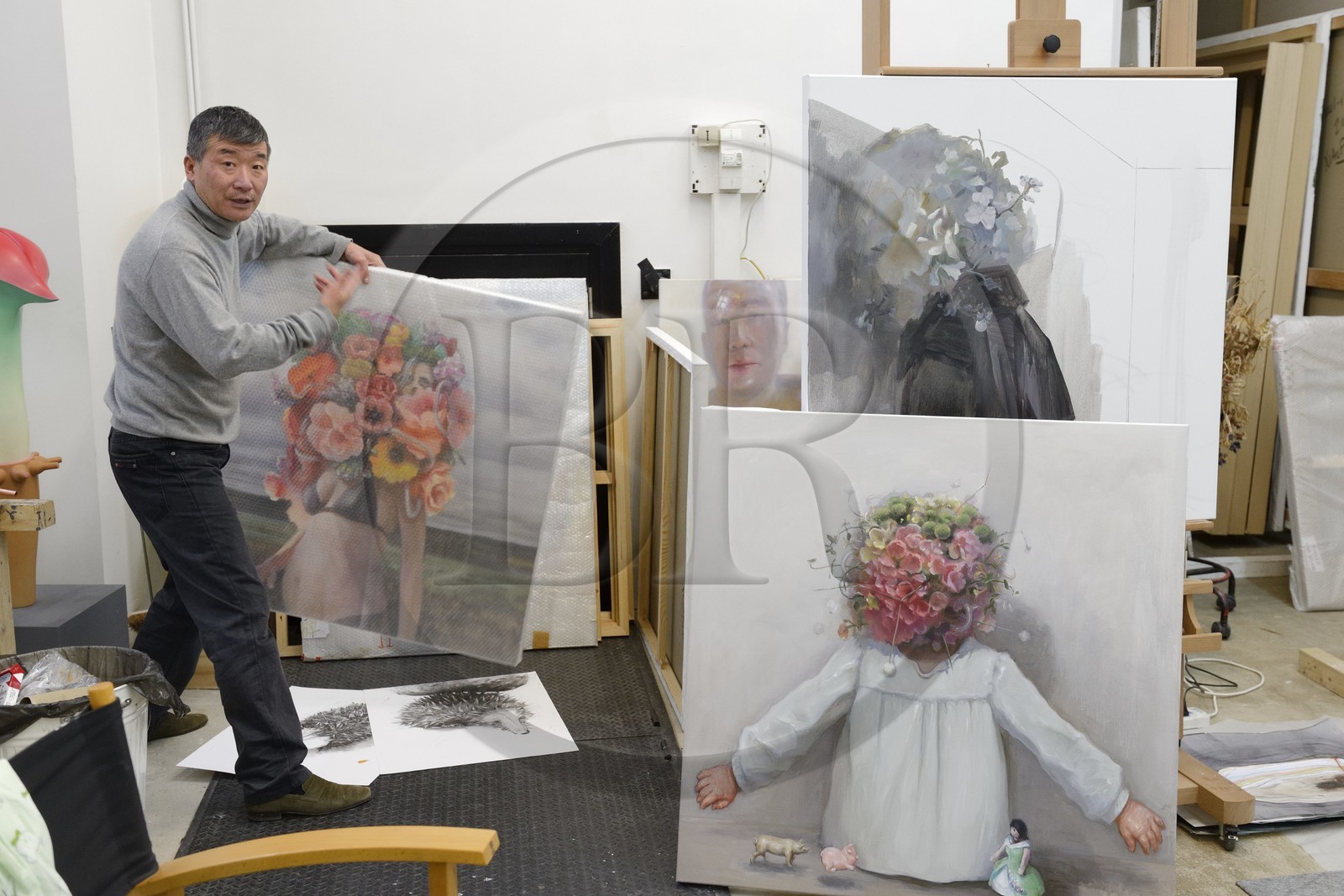France, l'artiste peintre de Xiaofan Ru dans son atelier des Lilas près de Paris France, l'artiste peintre de Xiaofan Ru dans son atelier des Lilas près de Paris