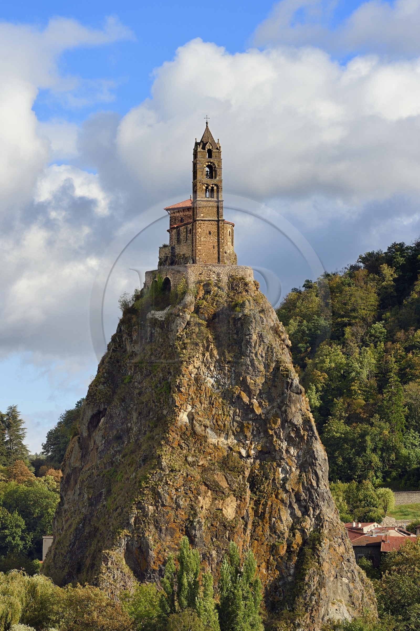 France, Haute-Loire (43), Aiguilhe, commune limitrophe du Puy-en-Velay, étape classée Patrimoine Mondial de l'UNESCO dans le cadre des chemins de Compostelle, la Chapelle Saint-Michel d'Aiguilhe perchée sur un piton volcanique France, Haute-Loire (43), Aiguilhe, commune limitrophe du Puy-en-Velay, étape classée Patrimoine Mondial de l'UNESCO dans le cadre des chemins de Compostelle, la Chapelle Saint-Michel d'Aiguilhe perchée sur un piton volcanique