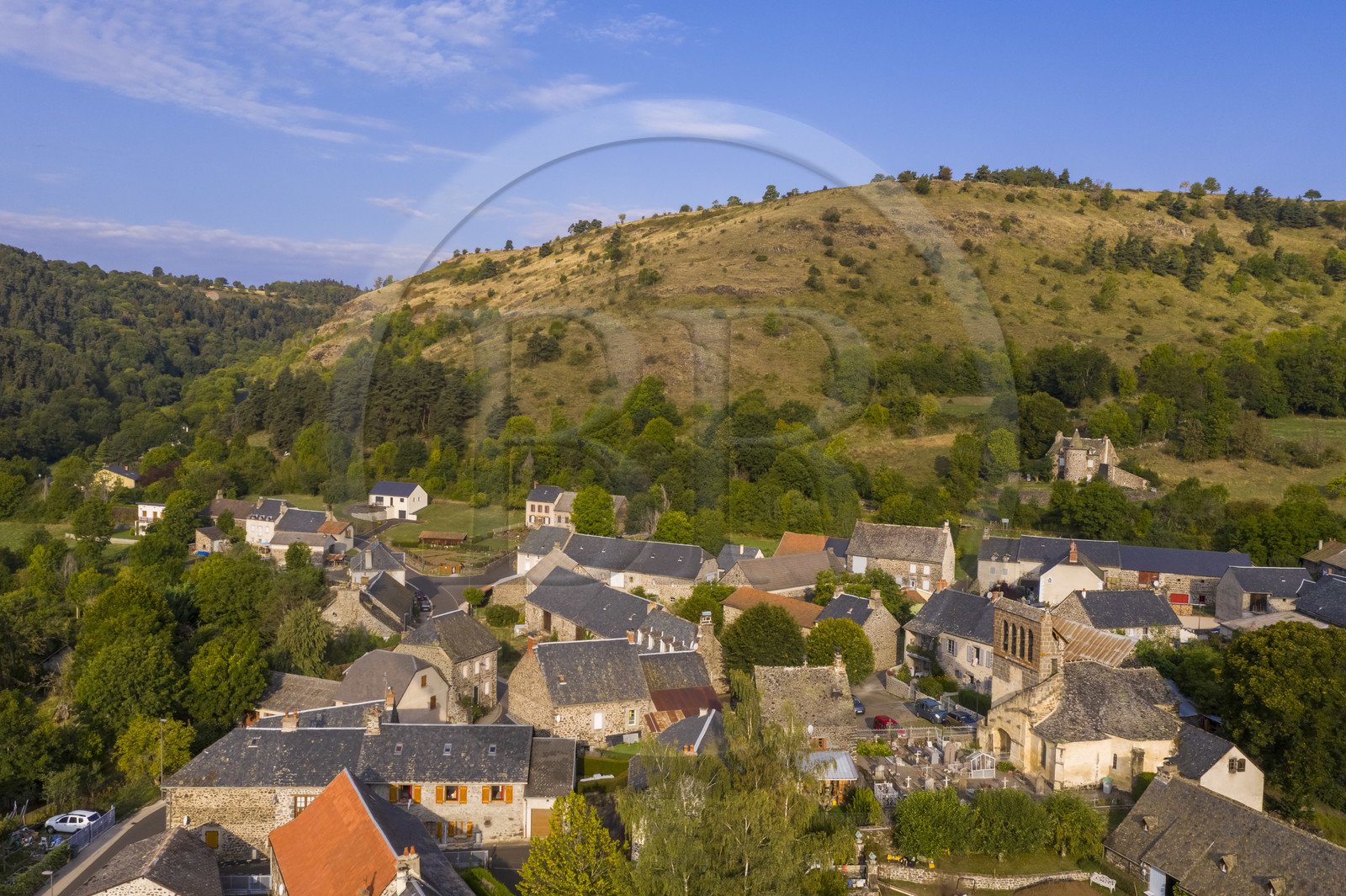 France, Cantal (15), étape sur le chemin de Saint-Jacques de Compostelle par la Via Arverna, Neussargues-Moissac et son église Saint-Hilaire du XIIe siècle possédant un clocher-peigne (clocher-mur) (vue aérienne)