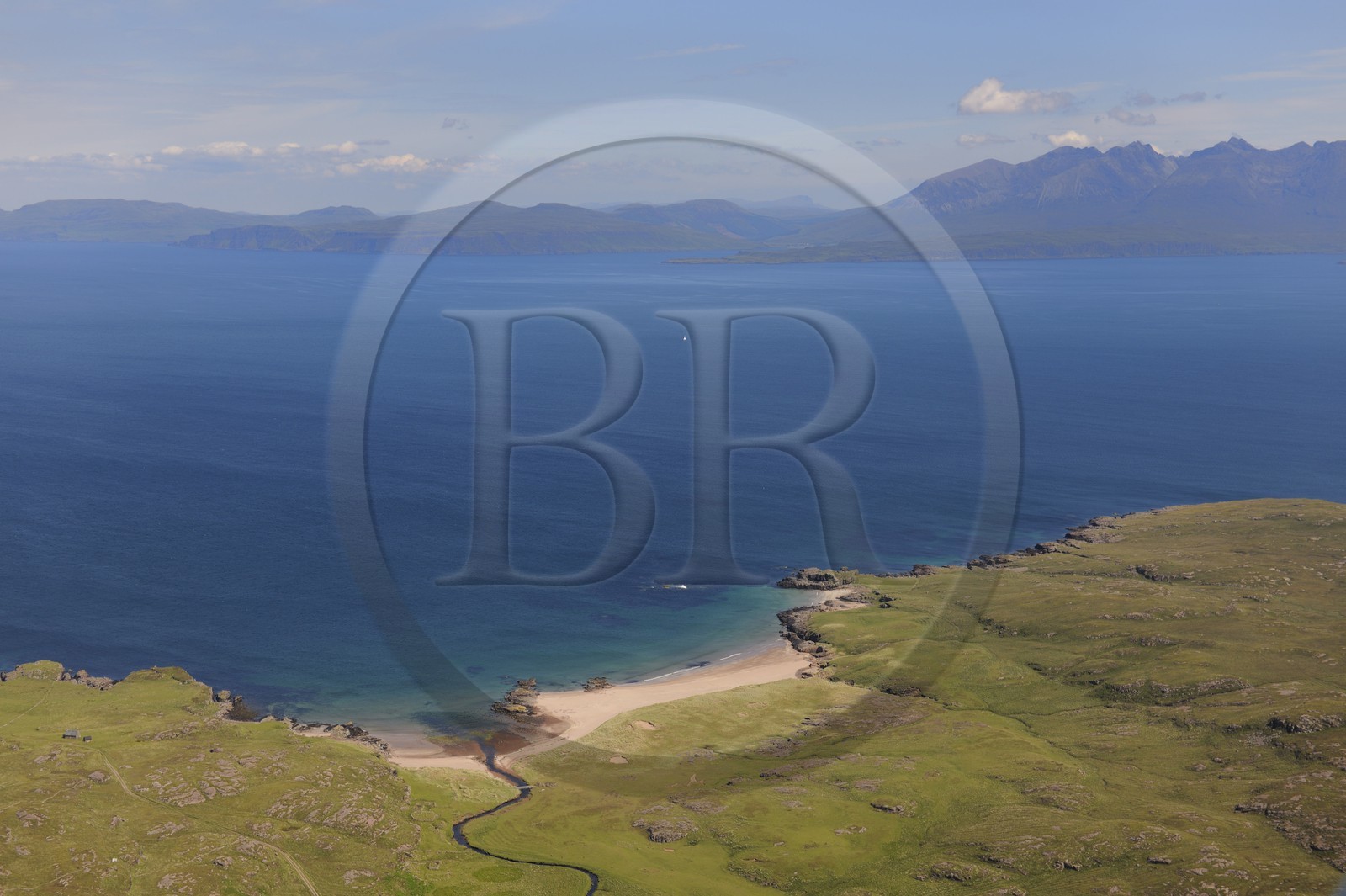 Royaume-Uni, Ecosse, Highland, Hébrides intérieures, Ile de Rum, plage de la côte Nord (vue aérienne)
