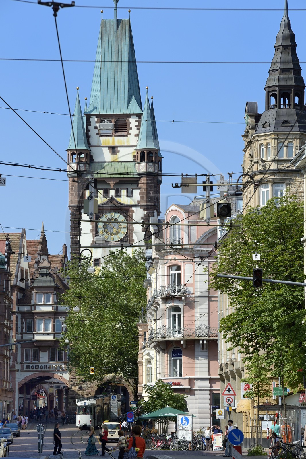 Allemagne, Bade-Wurtemberg, Fribourg en Brisgau, tram dans la rue Kaiser-Joseph Strasse et la Porte Saint-Martin Martinstor en arrière plan