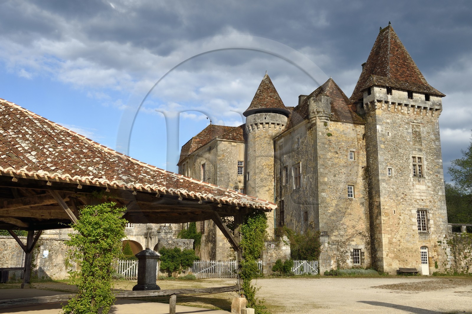 France, Dordogne (24), Périgord Vert, Saint-Jean-de-Côle, labellisé Les Plus Beaux Villages de France, le Chateau de la Marthonye ou Marthonie et la Halle