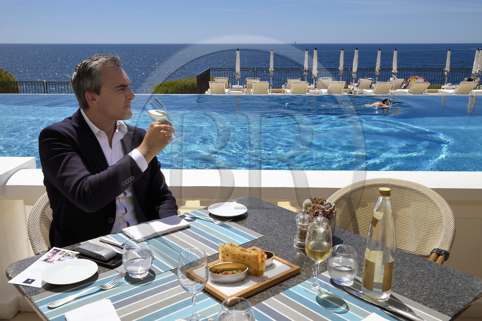France, Alpes Maritimes (06), Saint-Jean-Cap-Ferrat, Grand-Hotel du Cap-Ferrat, palace 5 étoiles du groupe Four Seasons Hotel, le chic Club Dauphin au bord de la piscine et face à la mer France, Alpes Maritimes (06), Saint-Jean-Cap-Ferrat, Grand-Hotel du Cap-Ferrat, palace 5 étoiles du groupe Four Seasons Hotel, le chic Club Dauphin au bord de la piscine et face à la mer
