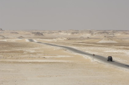 Egypte, Basse-Egypte, désert libyque, route traversant le Desert Blanc