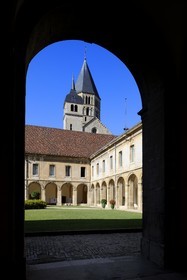 France, Saône et Loire (71), ancienne abbaye de Cluny, cour de l'école des Arts et Métiers et clochers de l'Eau Bénite et de l'Horloge