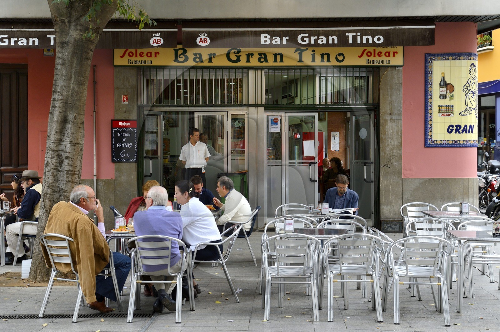 Espagne, Andalousie, Séville, quartier de Santa Cruz, bar à tapas de la plaza Alfalfa