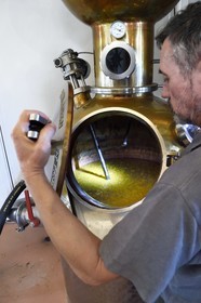 France, Ile de la Reunion, La Saline, La Part des Anges Distillation, remplissage de l'alambic électrique avec l'ananas fermenté pour la triple distillation de l'eau de vie