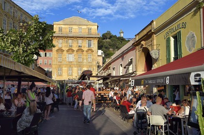 France, Alpes-Maritimes (06), Nice, vieille ville, marché du cours Saleya, le palais Cais de Pierlas en arrière plan