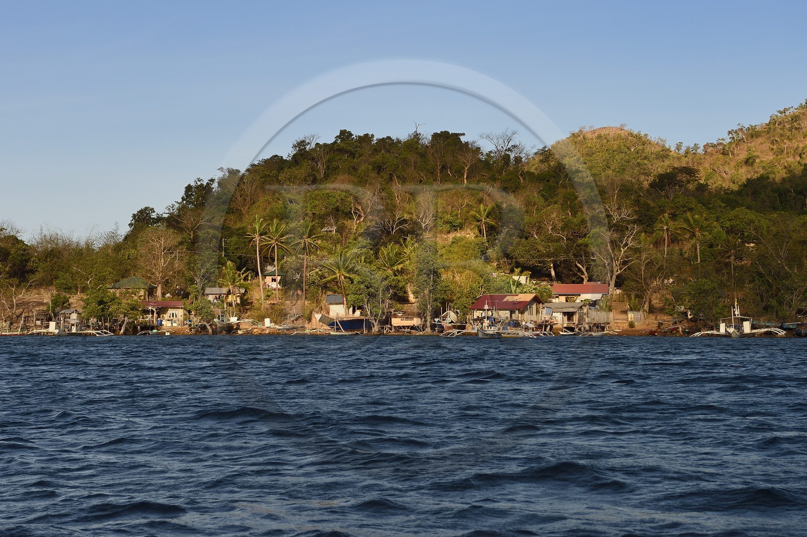 Philippines, Calamian Islands dans le nord de Palawan, Uson Island dans la baie de Coron, village de Barangay Lajala