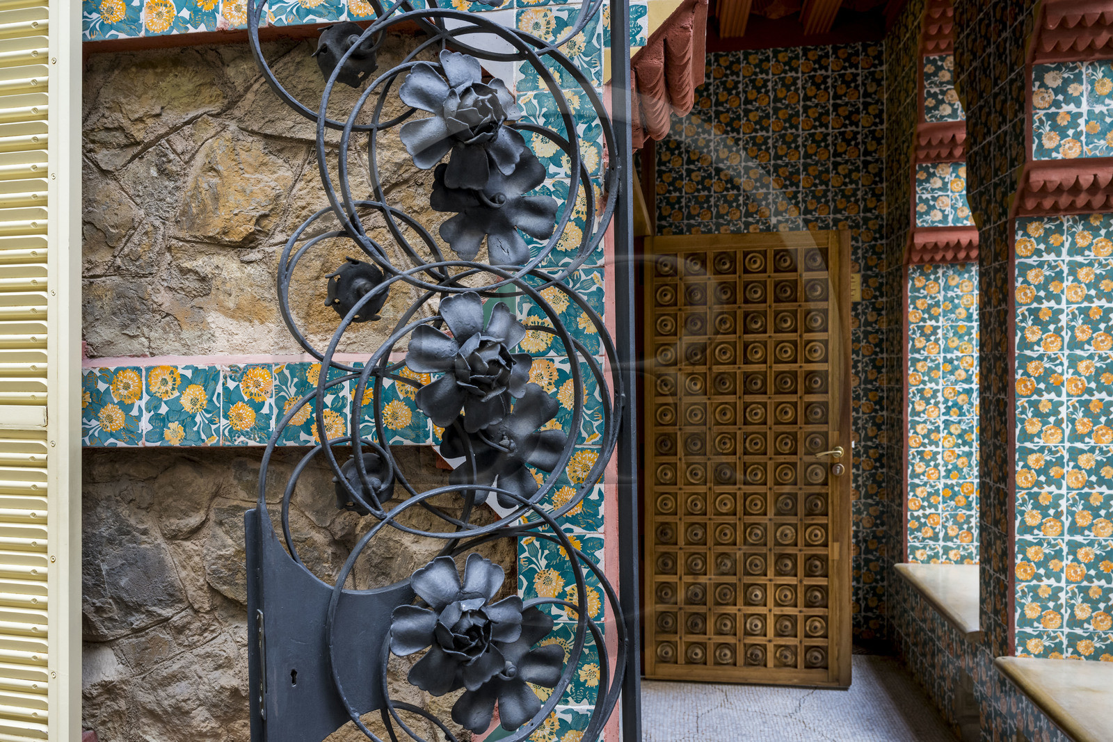 Espagne, Catalogne, Barcelone, Casa Vicens (1883 - 1885) de l'architecte du modernisme catalan Antoni Gaudi, site classé au Patrimoine Mondial de l'UNESCO, entrée principale