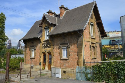 France, Moselle (57), Vallée de la Fensch, Hayange, usine sidérurgique, les derniers Hauts-fourneaux (dit de Florange) du groupe ArcelorMittal, ancien maison du gardien du chateau des Wendel