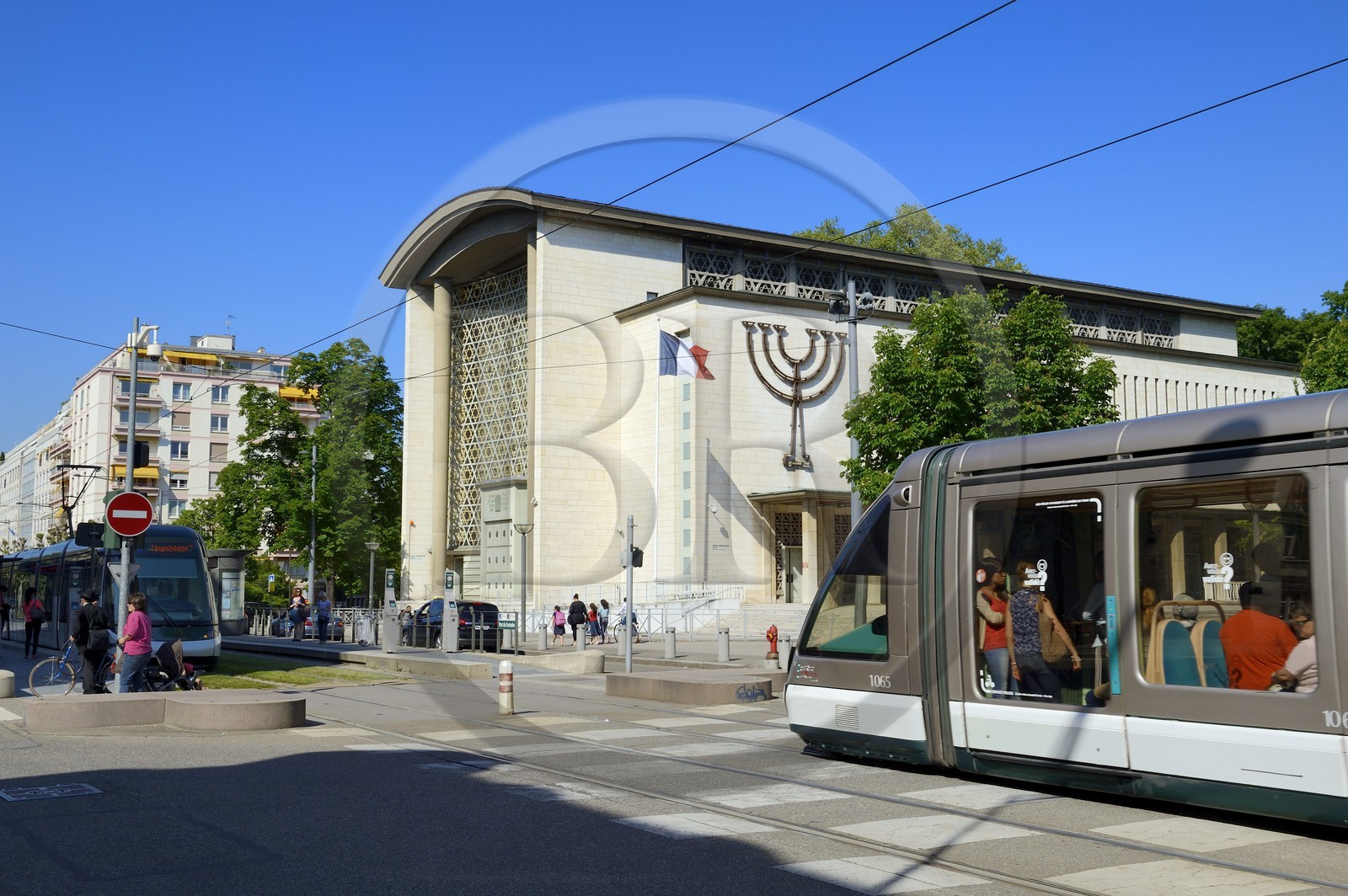 France, Bas-Rhin (67), Strasbourg, avenue de la Paix, la grande synagogue de la Paix batie en 1954 et le grand portail œuvre du ferronnier d'art Gilbert Poillerat