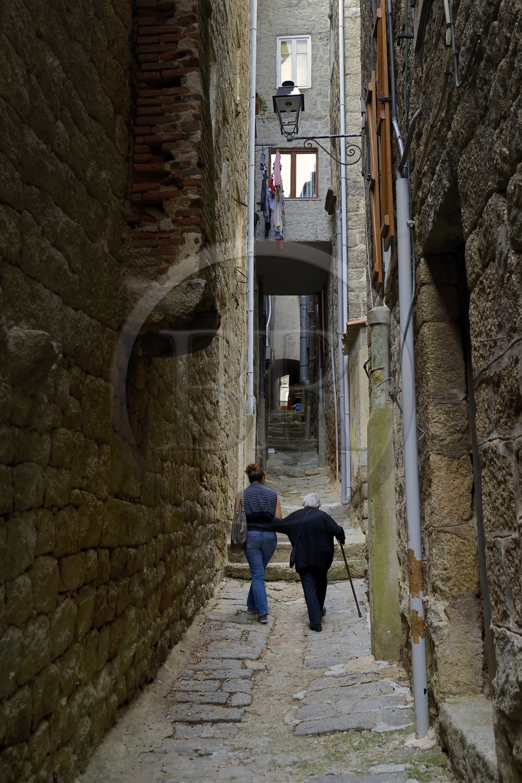 France, Corse-du-Sud (2A), Sartène, passage de Bradi, certaines ruelles sont si serrées qu’on touche les murs de chaque côté