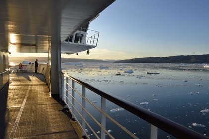 Groenland, cote ouest, baie de Disko, le bateau de croisière MS Fram de la compagnie Hurtigruten progresse entre les icebergs de la baie de Quervain