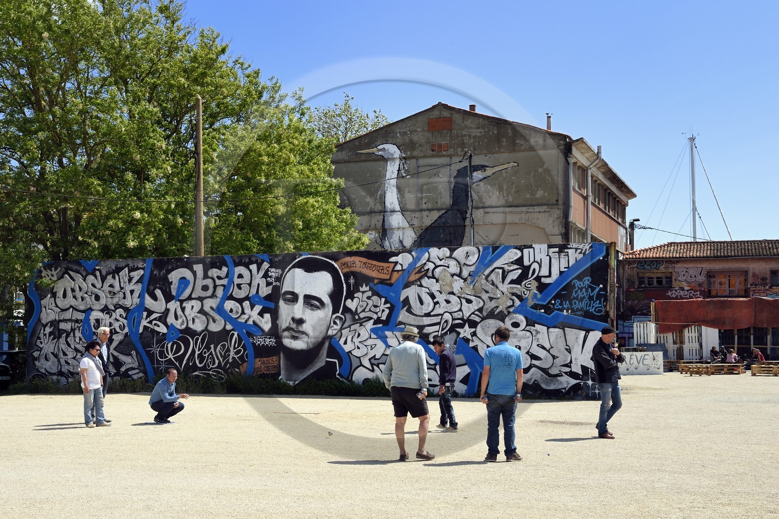 France, Charente-Maritime (17), La Rochelle, partie de pétanque sur la petite place de la rue de l'Armide au pied de la Tour Saint Nicolas