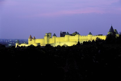 France, Aude (11), les remparts de la cité de Carcassonne la nuit